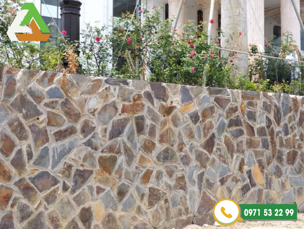 Giá đá chẻ tự nhiên ốp chân tường tại Thanh Tùng Stone là khá hợp lý