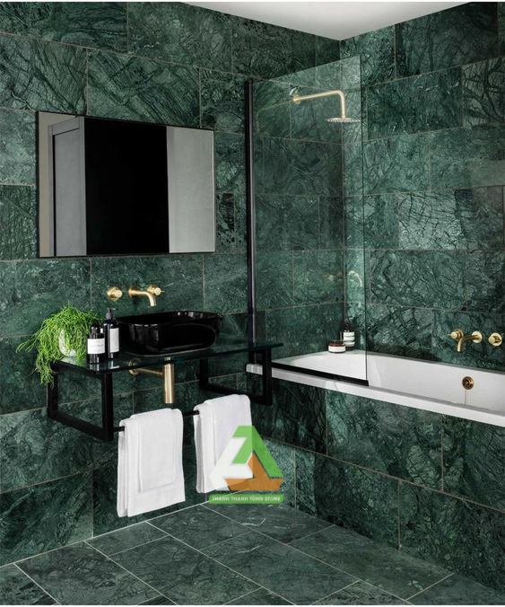 Không gian phòng tắm trở nên lôi cuốn, thư giãn hơn với những vân đá bồng bềnh của đá cẩm thạch xanh